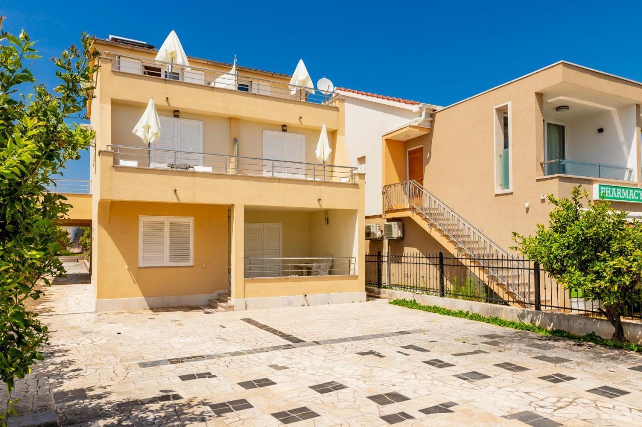 Apartments Mikulic Рогозница Экстерьер фото
