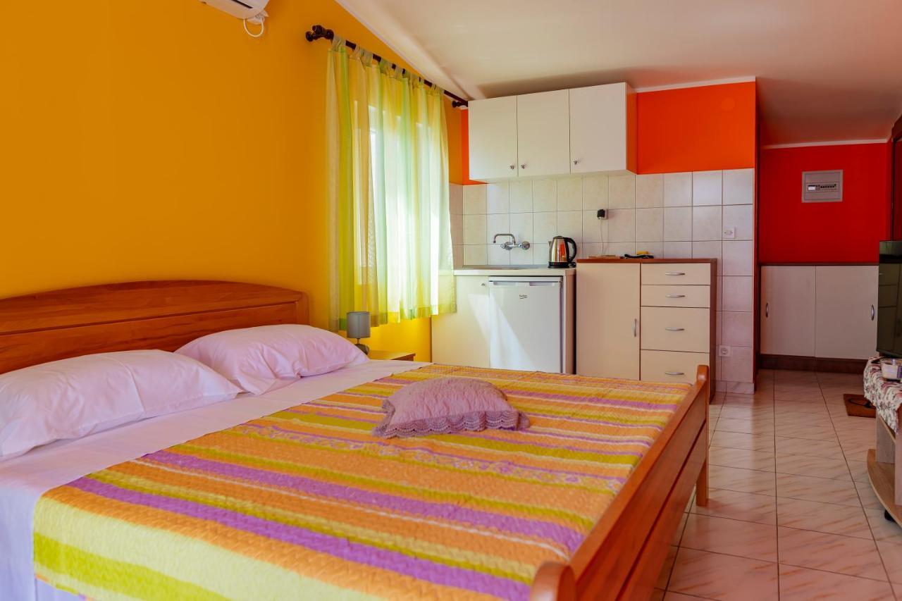 Apartments Mikulic Рогозница Экстерьер фото