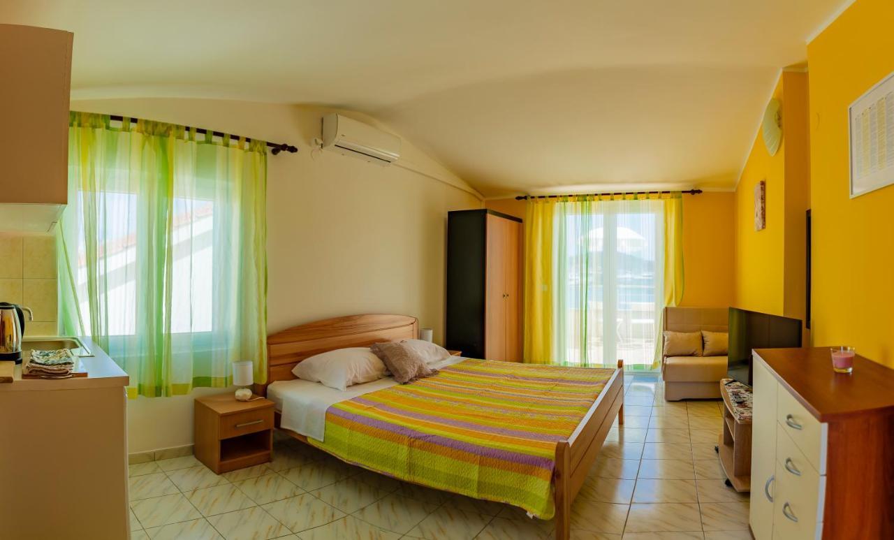 Apartments Mikulic Рогозница Экстерьер фото