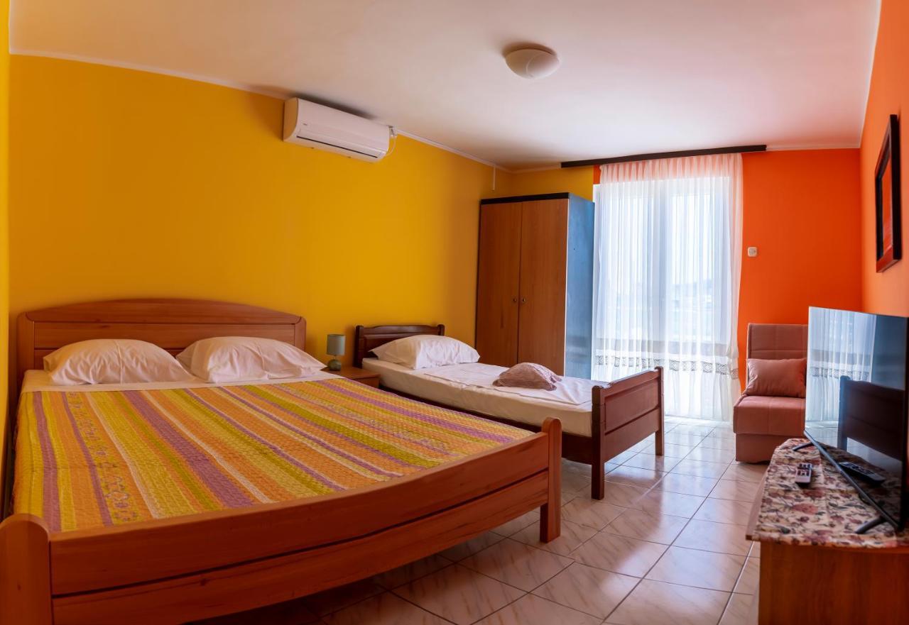 Apartments Mikulic Рогозница Экстерьер фото