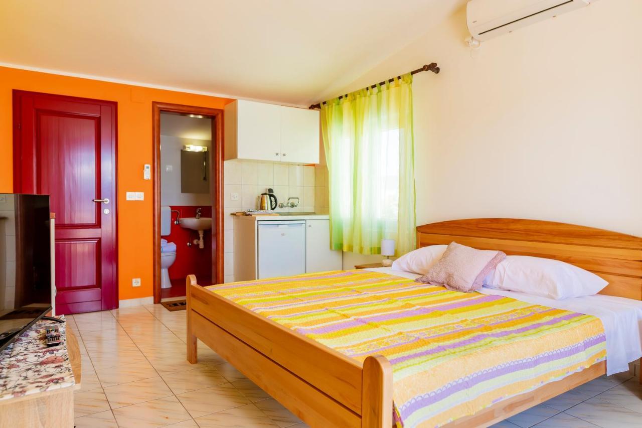 Apartments Mikulic Рогозница Экстерьер фото